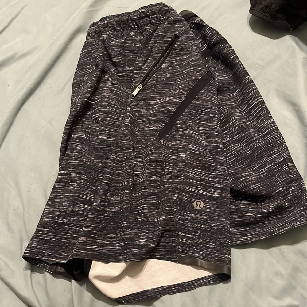 Men’s lululemon shorts 5 inch seen size medium running yoga
